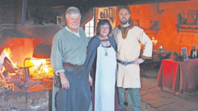 Familie Kedzior Ronneburg Weiland Gründer mit Eltern in mittelalterlicher Gewandung in der historischen Burgküche Ronneburg – Ursprung des Hypocras-Rezeptes