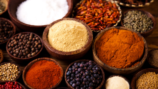 Auswahl an Bio-Gewürzen in Holzschalen – hochwertige Zutaten für den Weiland Hypocras Würzwein